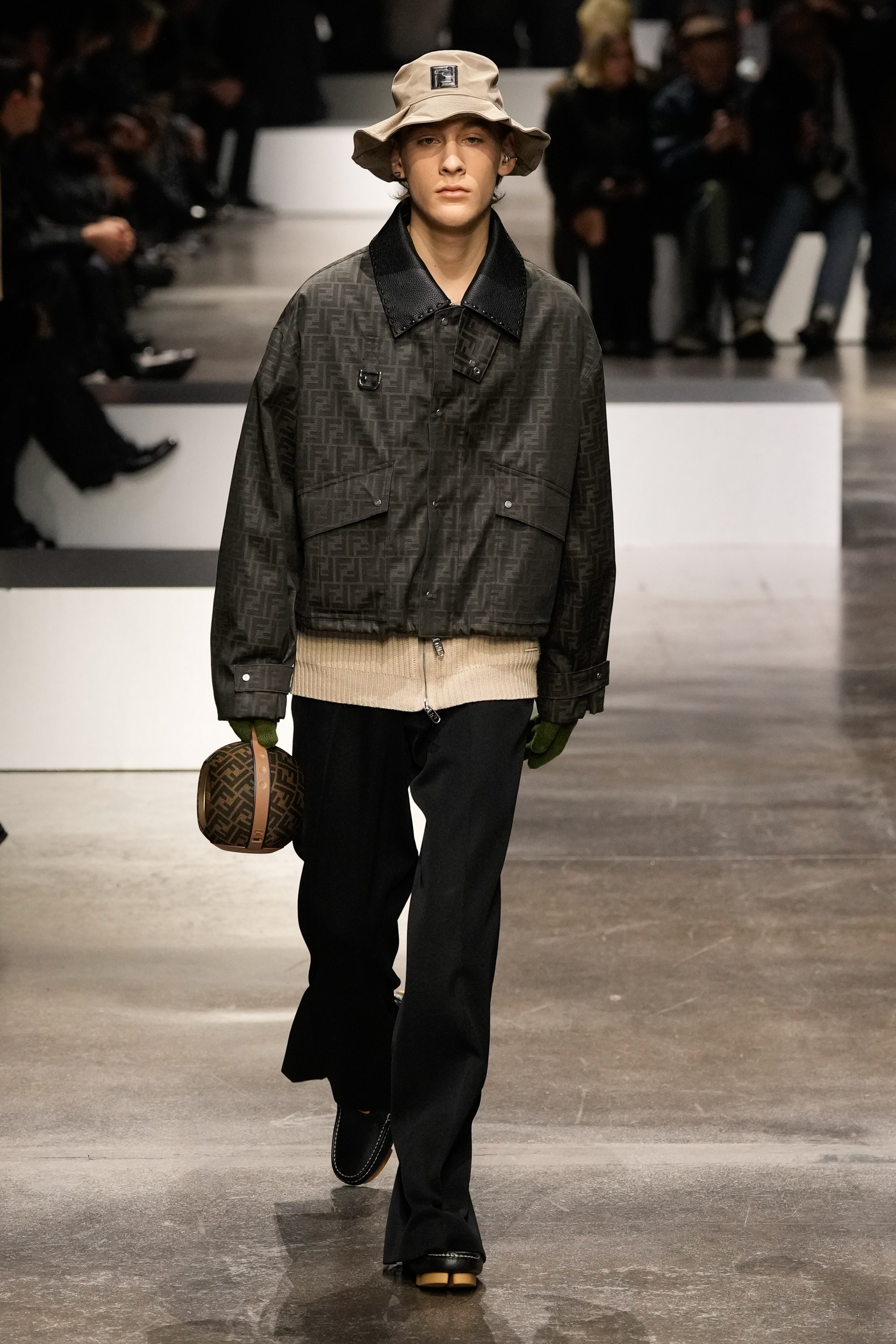 Look 32