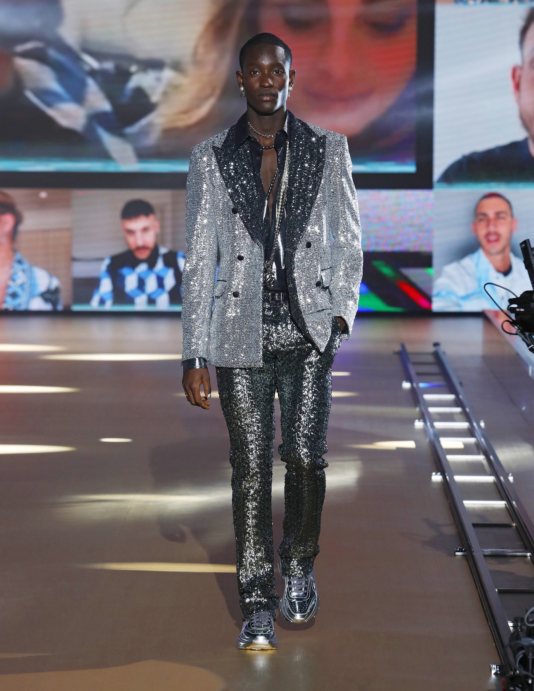 Look 100
