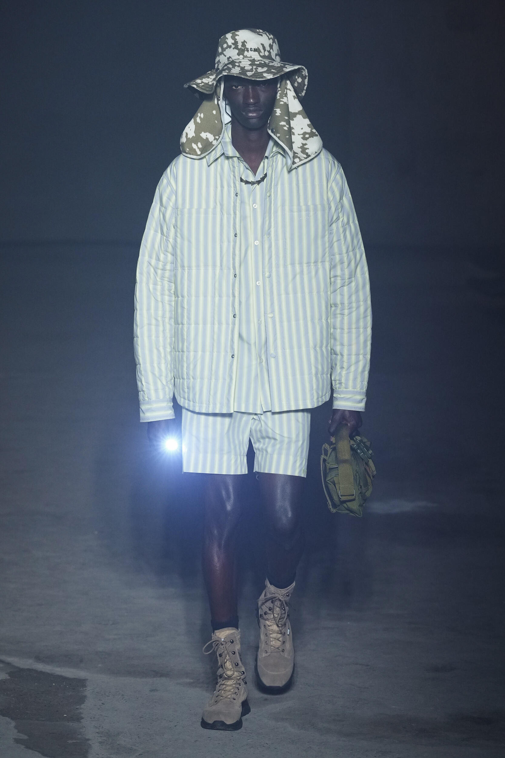 Look 16